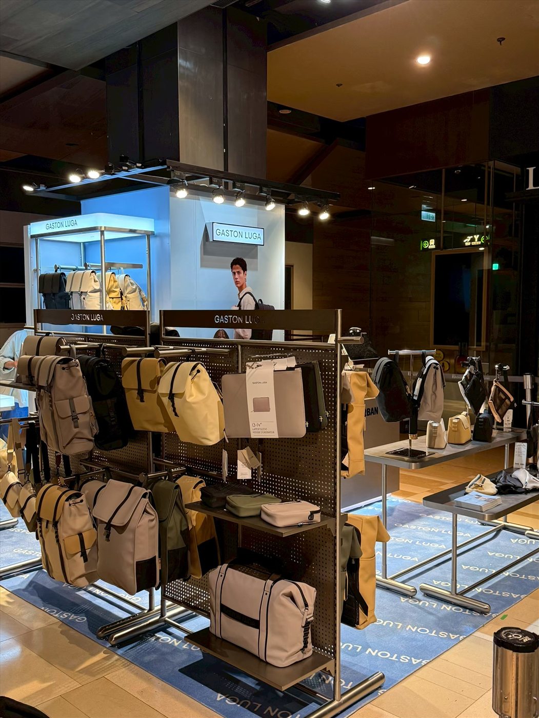Gaston Luga 背包展示架與店內陳列細節